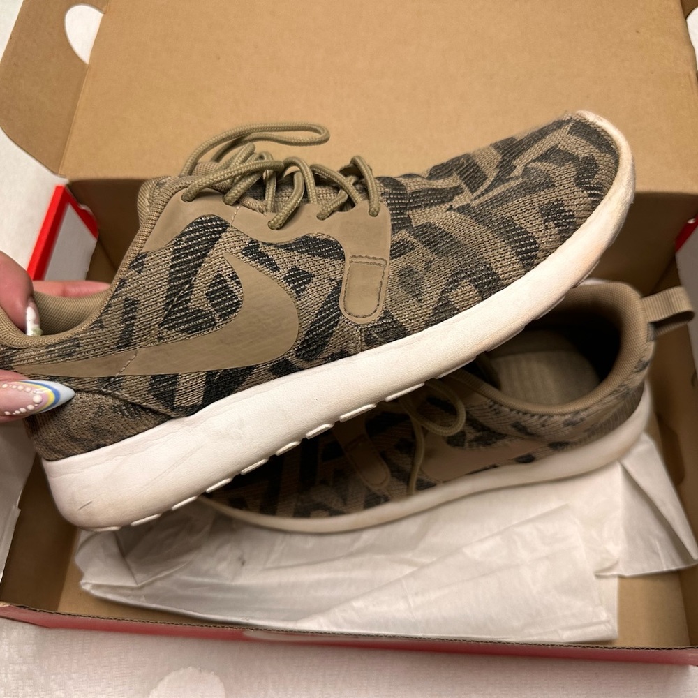 Nike Tan and Black Knit Casual Sneakers